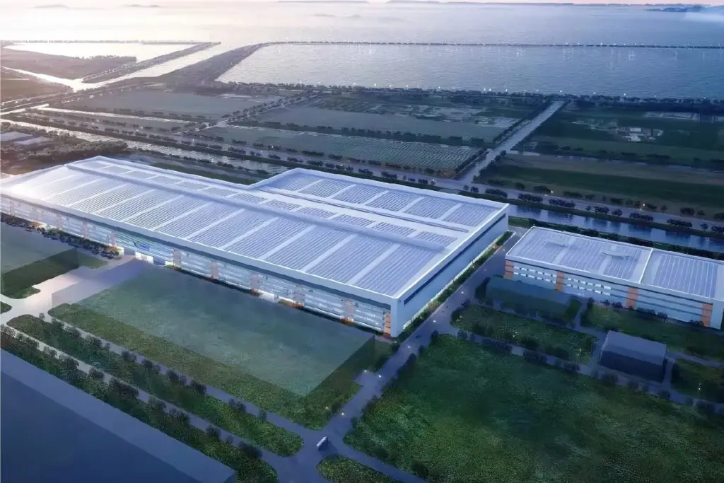 大型钢结构工业厂房航拍实景，盈锋紧固件屋面防水工程应用案例
