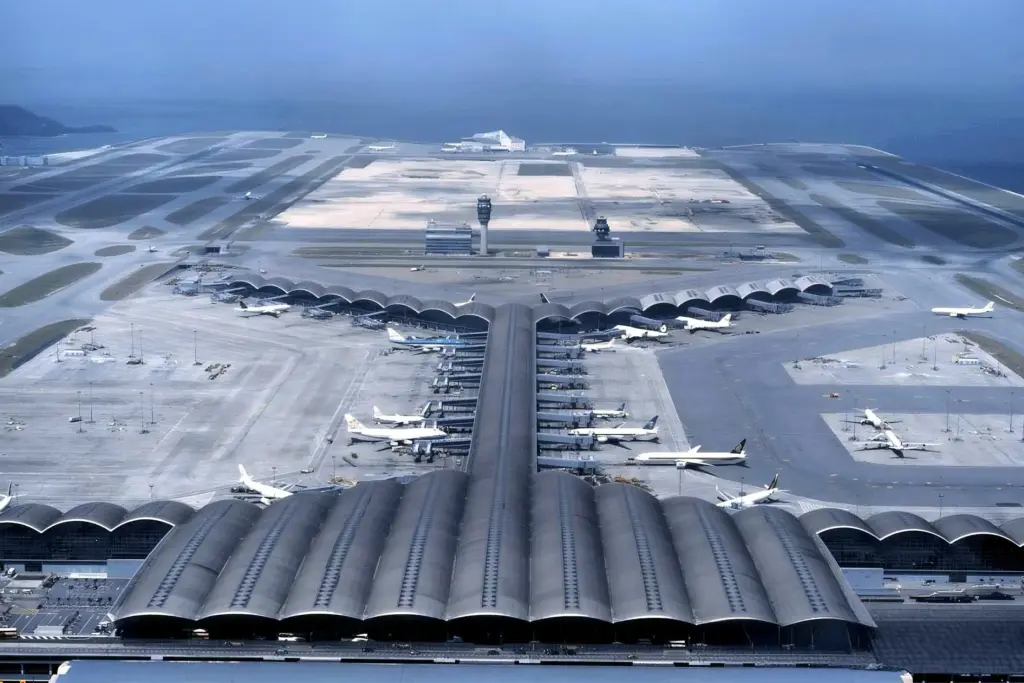 大型国际机场航站楼航拍实景，航空交通基建紧固配套项目案例